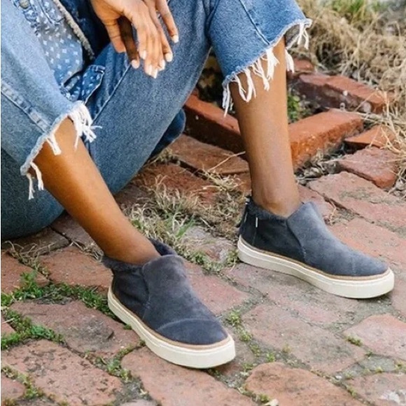 Tom’s NWOB Paxton Slip On Faux Fur Zippered Back size 7 Charcoal Gray Suede - Picture 1 of 12
